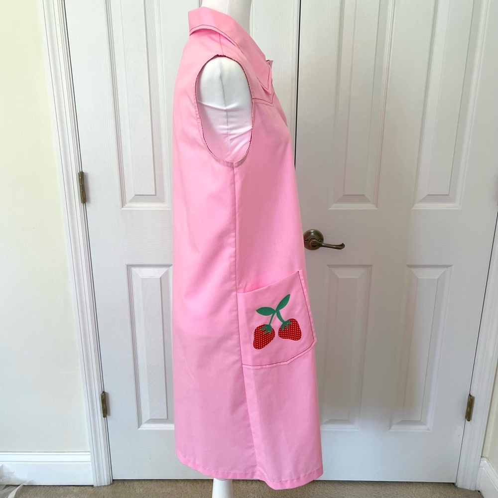 Vintage Danielle Pink Strawberry Patch Sleeveless Mod Vintage House Dress Robe - Picture 5 of 16